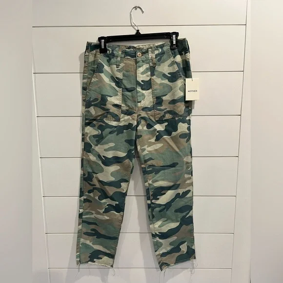 🚨BLACK FRIDAY SALE! NWT Mother shaker chop crop camo pants

8154 - Picture 5 of 10